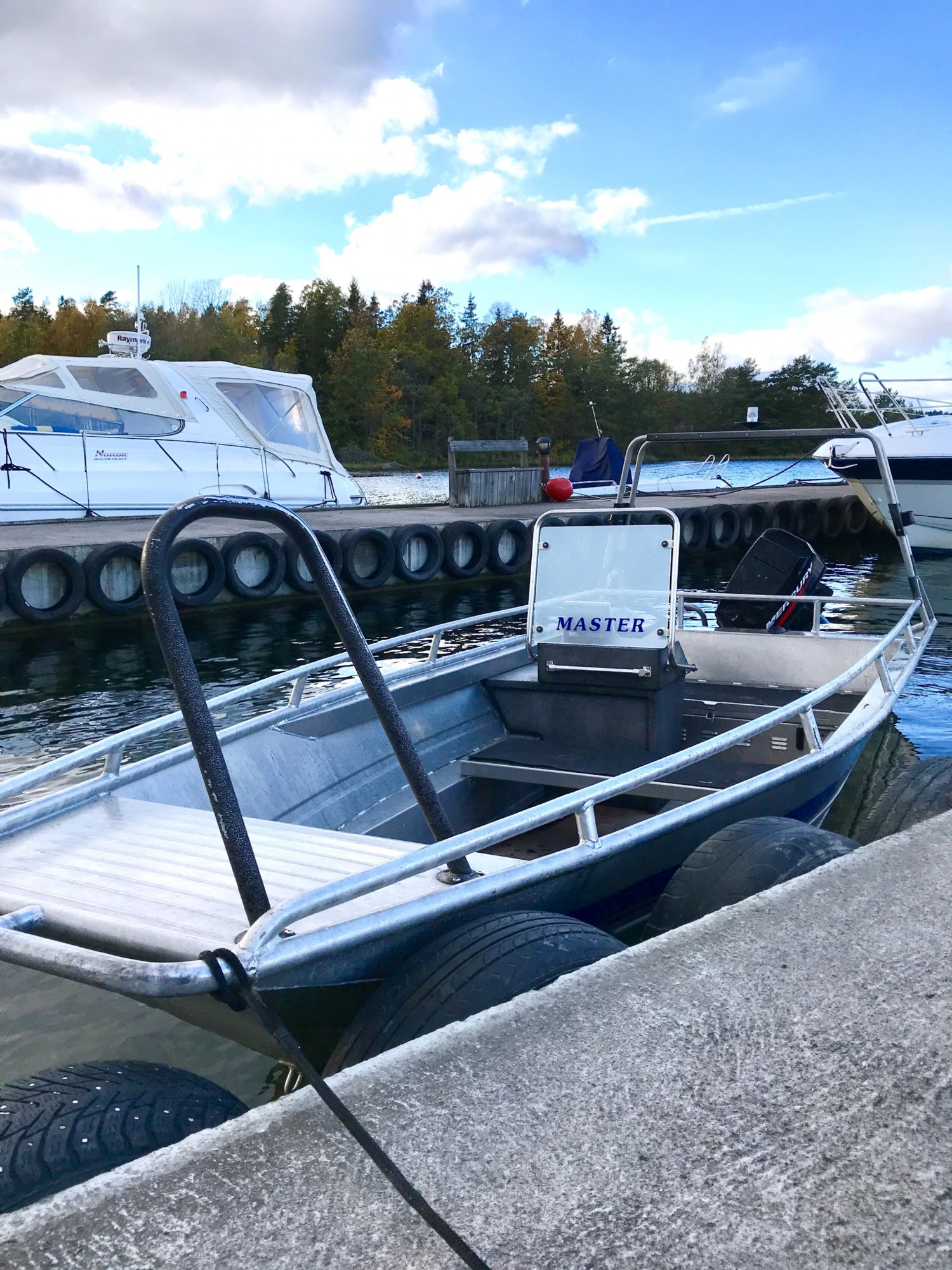 Motorbt att hyra p frfrgan/ Motor boat to rent at request 