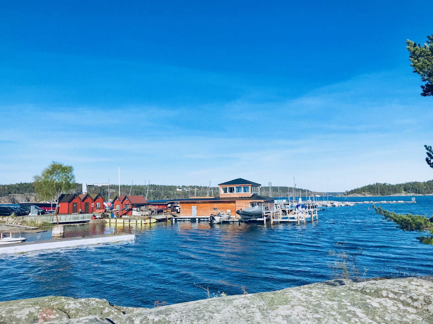 Saltsjbaden brygga med reguljr bttrafik/ Saltsjbaden jetty and  archipelago ferries  