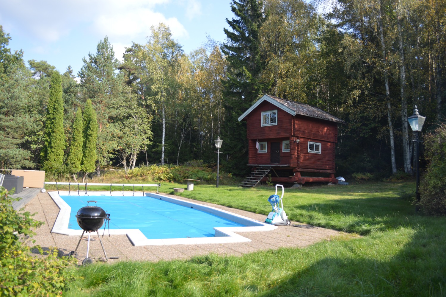 Poolen och hrbret/ Swimming pool and old grain house 