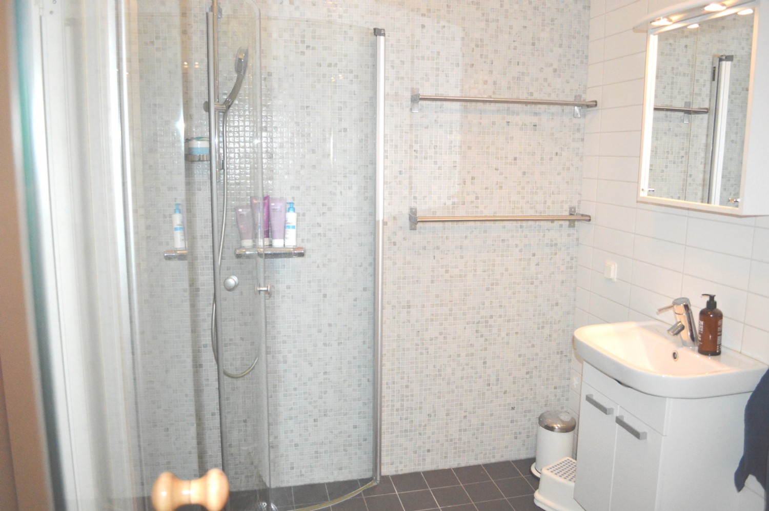Nedervåning badrum med bastu/ Ground floor bath room with sauna