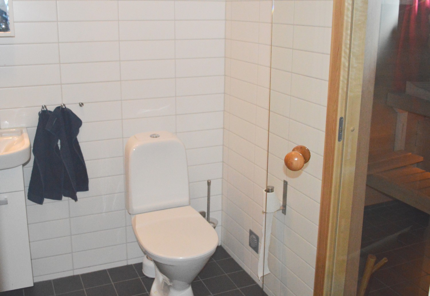 Nedervning badrum med bastu/ Ground floor bath room with sauna  