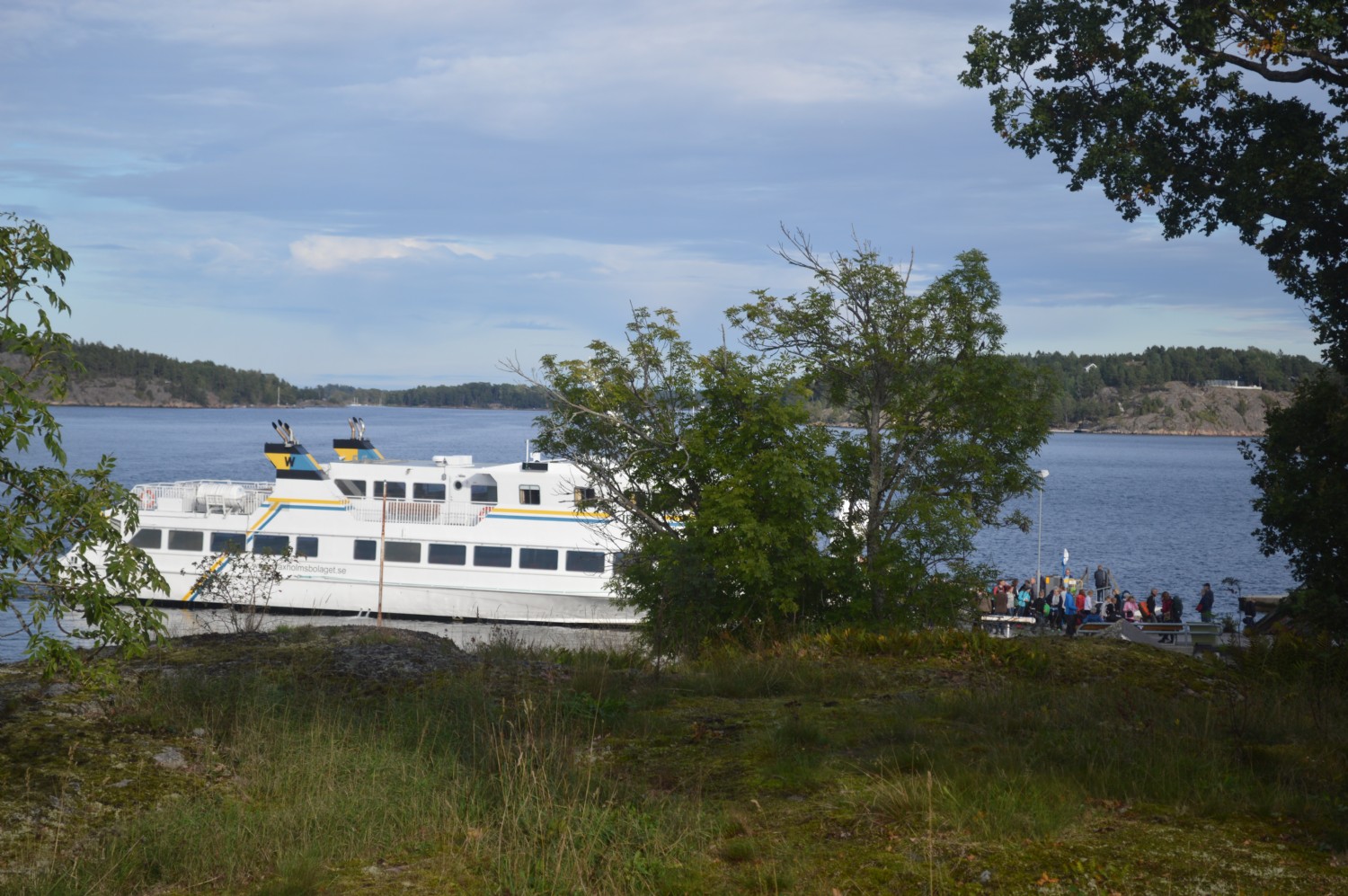 Reguljr bt vid Boda brygga/ Public boat arriving to Boda brygga close by 