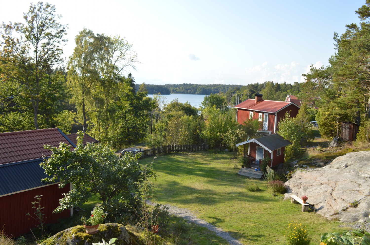 Vy ver trdgrd frn huvudhuset/ View over the garden from the main house 