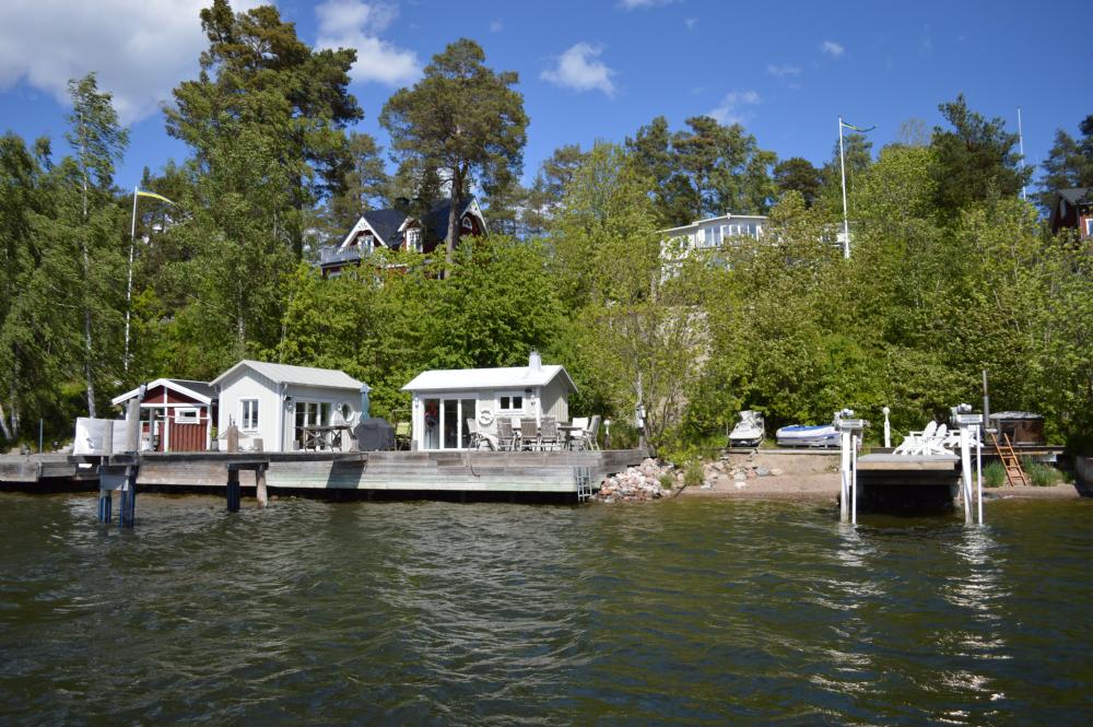 Privat brygga, strand och sjbodar/ Private beach, jetty and sauna house 