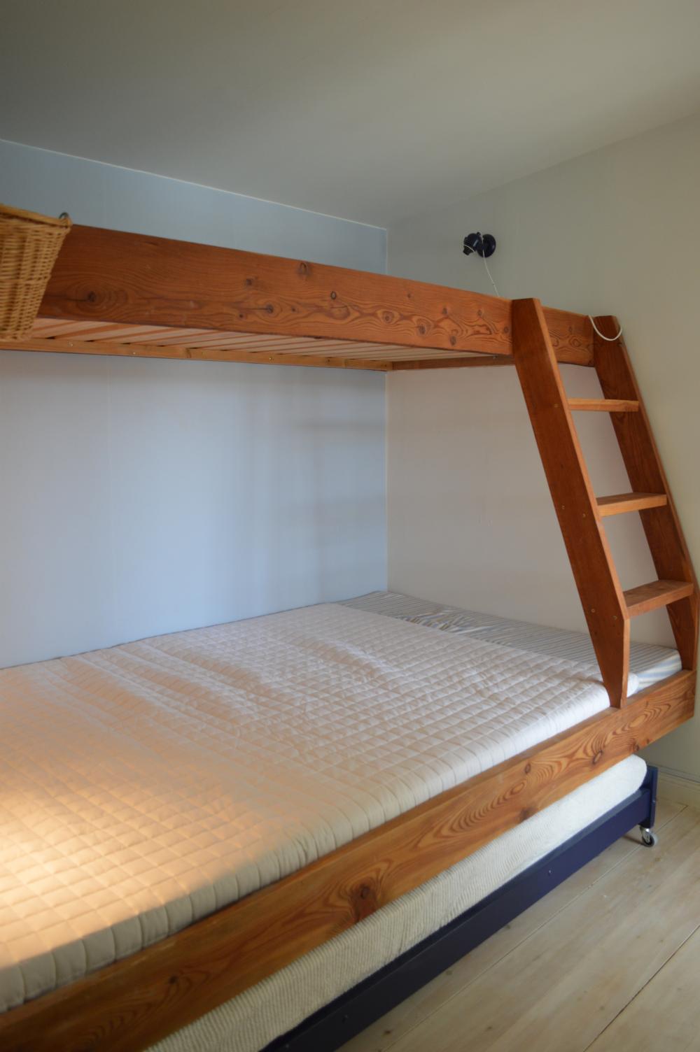 vervningen/ Upper floor Sovrum 3 Dubbel + enkelbdd/ Bed room 3 Double + single bed 