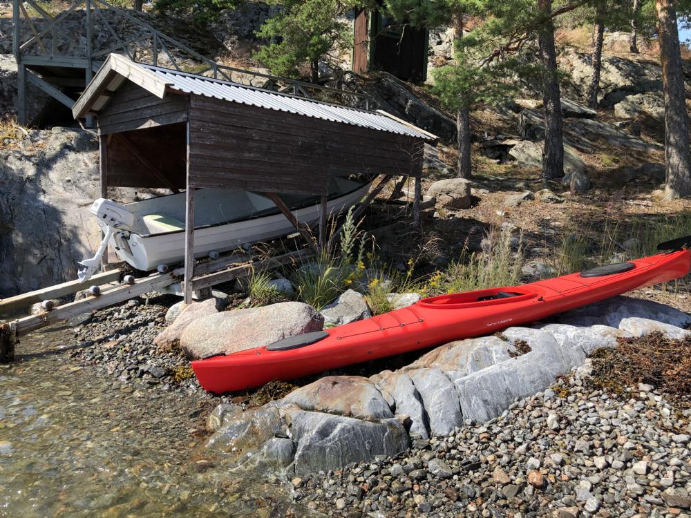 Eka med motor och kajak att hyra/ Rowing boat with motor and Kayak to rent 