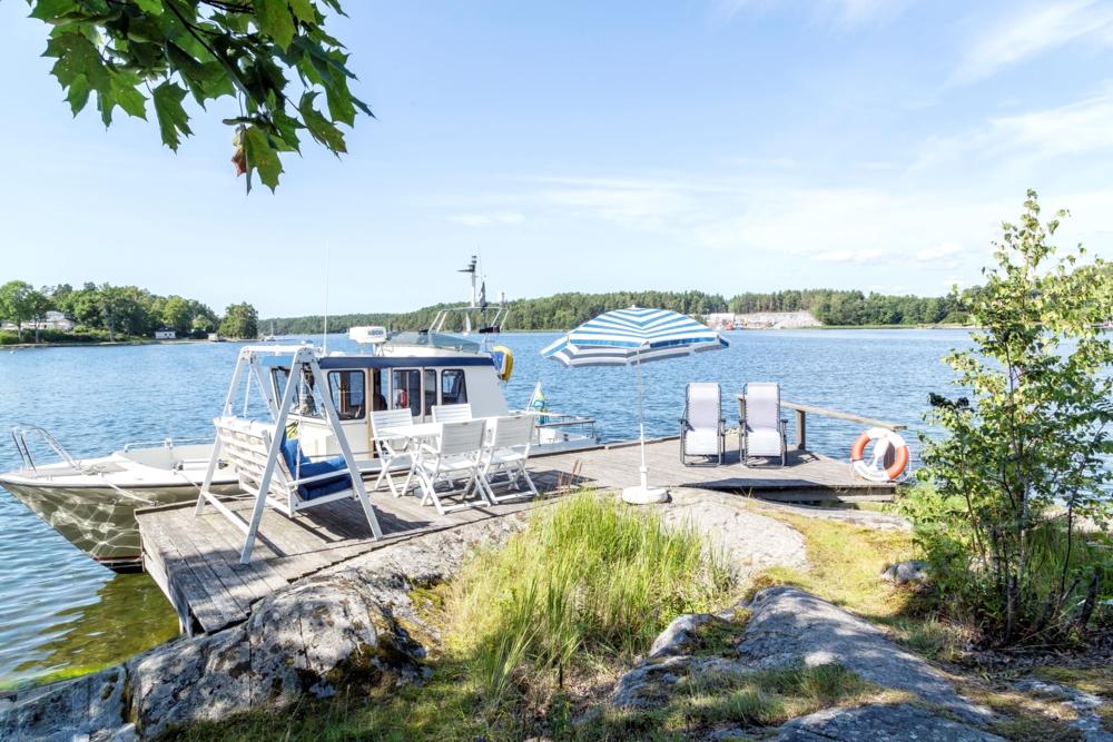 Privat brygga med soldck/ private jetty and sundeck 
