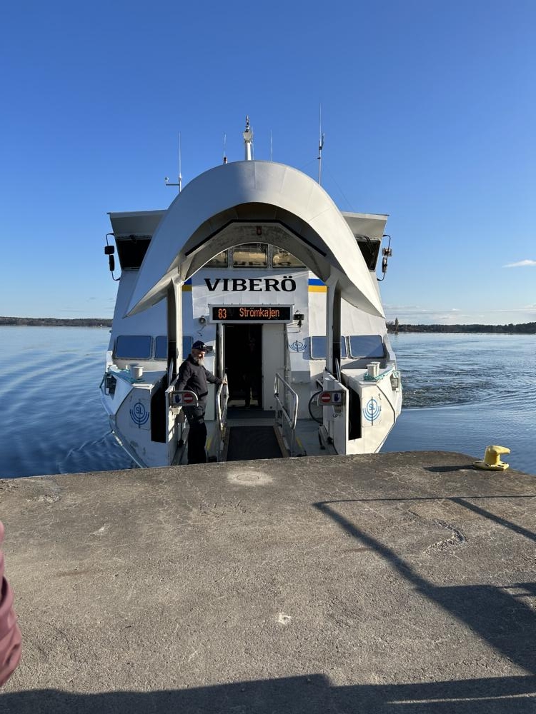 Risets Brygga reguljr bt 150 m / public boat transport 150 m 