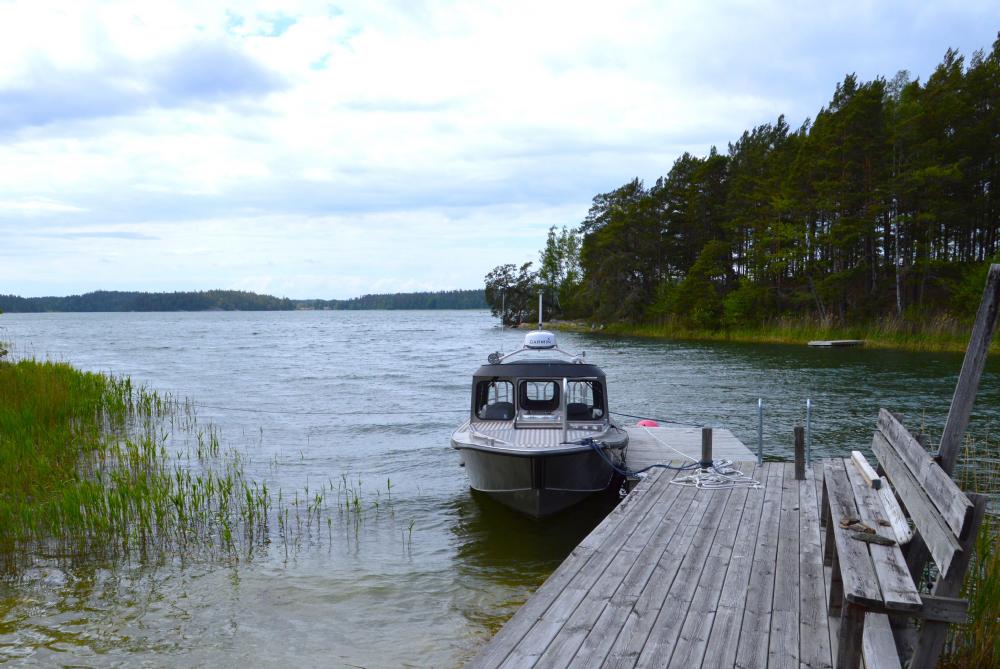 Badbrygga (Privat bt), roddbt och kajaker kan hyras av geren)/ Jetty and swimming area (Private boat), rowing boat and kayaks possible to let by the owner 