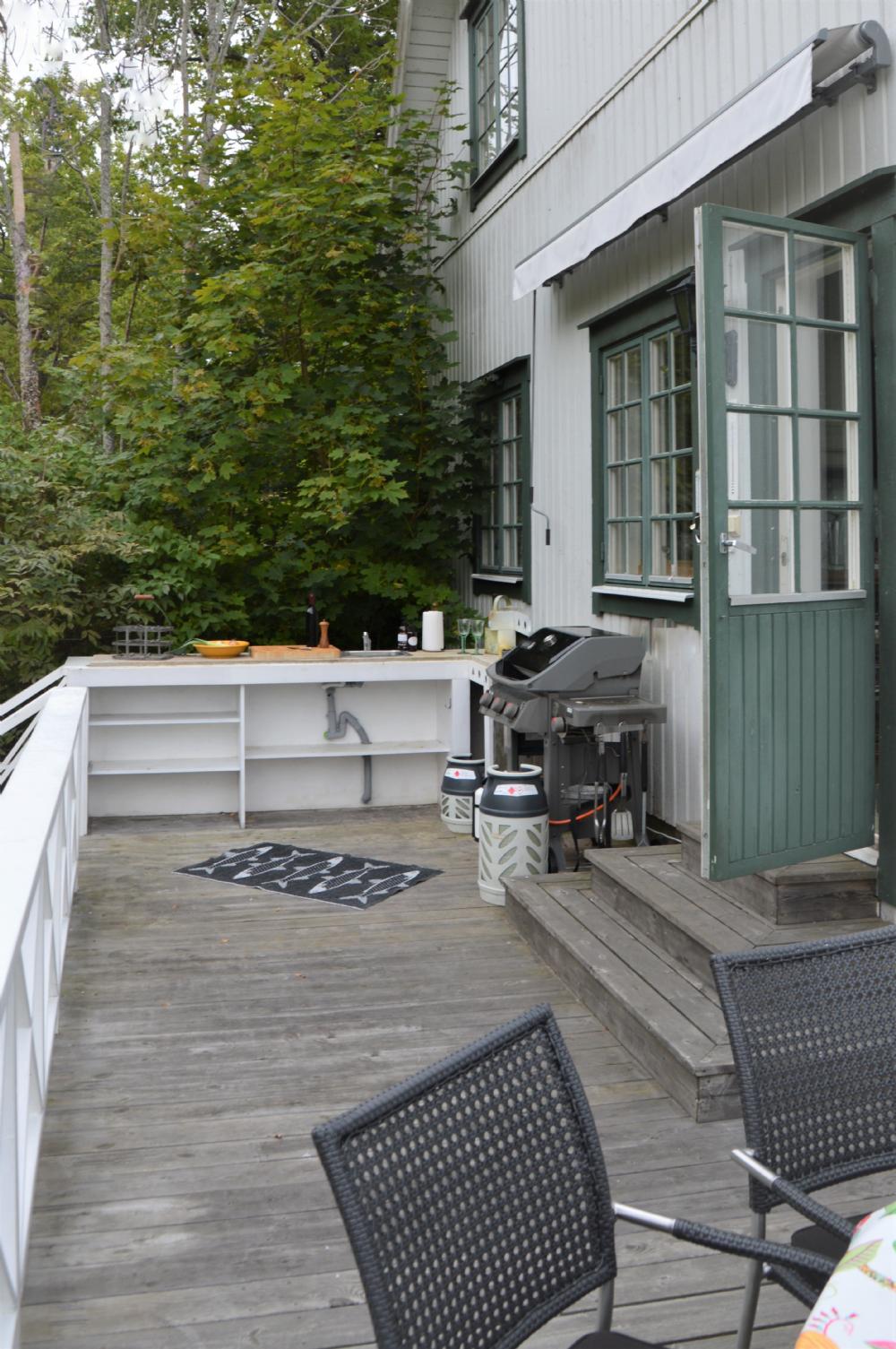 Kksaltan med grill och kksbnk/ Kitchen terrace with bbq and facilities for outdoor cooking 