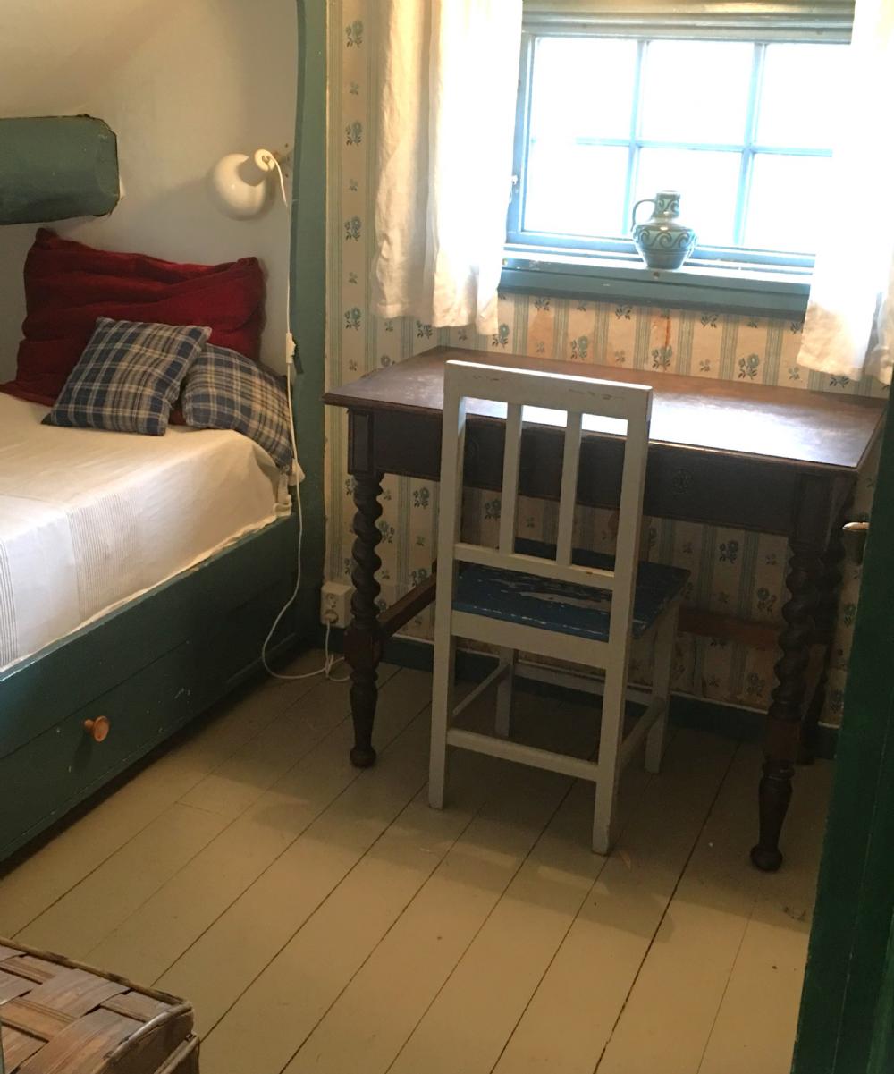 Sovrum med 2 inbygda enkelsngar / Bedroom with two single beds 