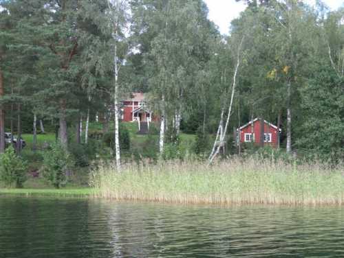 Huset och gäststugan sett från havet