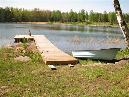 Bryggan med roddbåten till höger