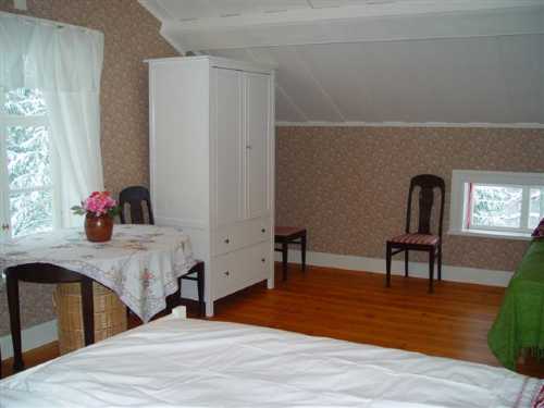 Masterbedroom med skåp och bord