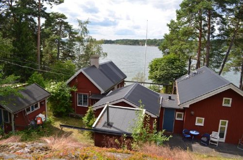 Huset sett ovanifrån, toaletthuset närmast med platta taket