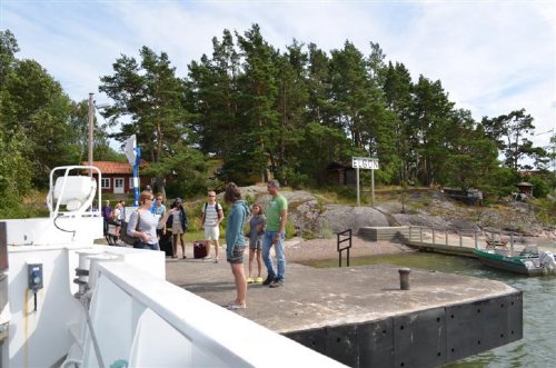 Ankomst till Elgö brygga med Waxholmsbåten