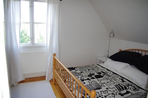 Sovrum till vänster ö.v. / Bed room to the left upper floor
