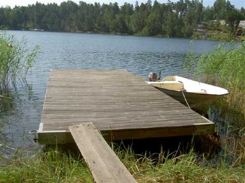 sjöviste med brygga och båt/ private jetty, boat.