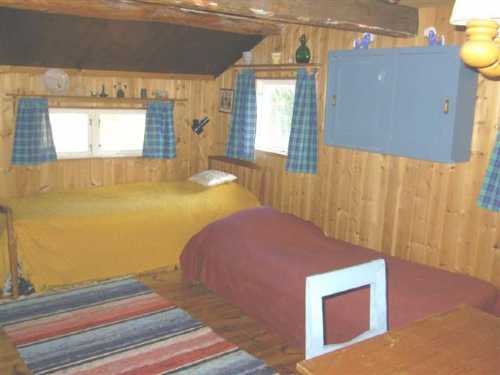 Sovrum 2 härbret/ bed room 2 log cabin