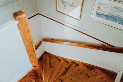 Trappa till vervningen/ Stairs to upper floor 