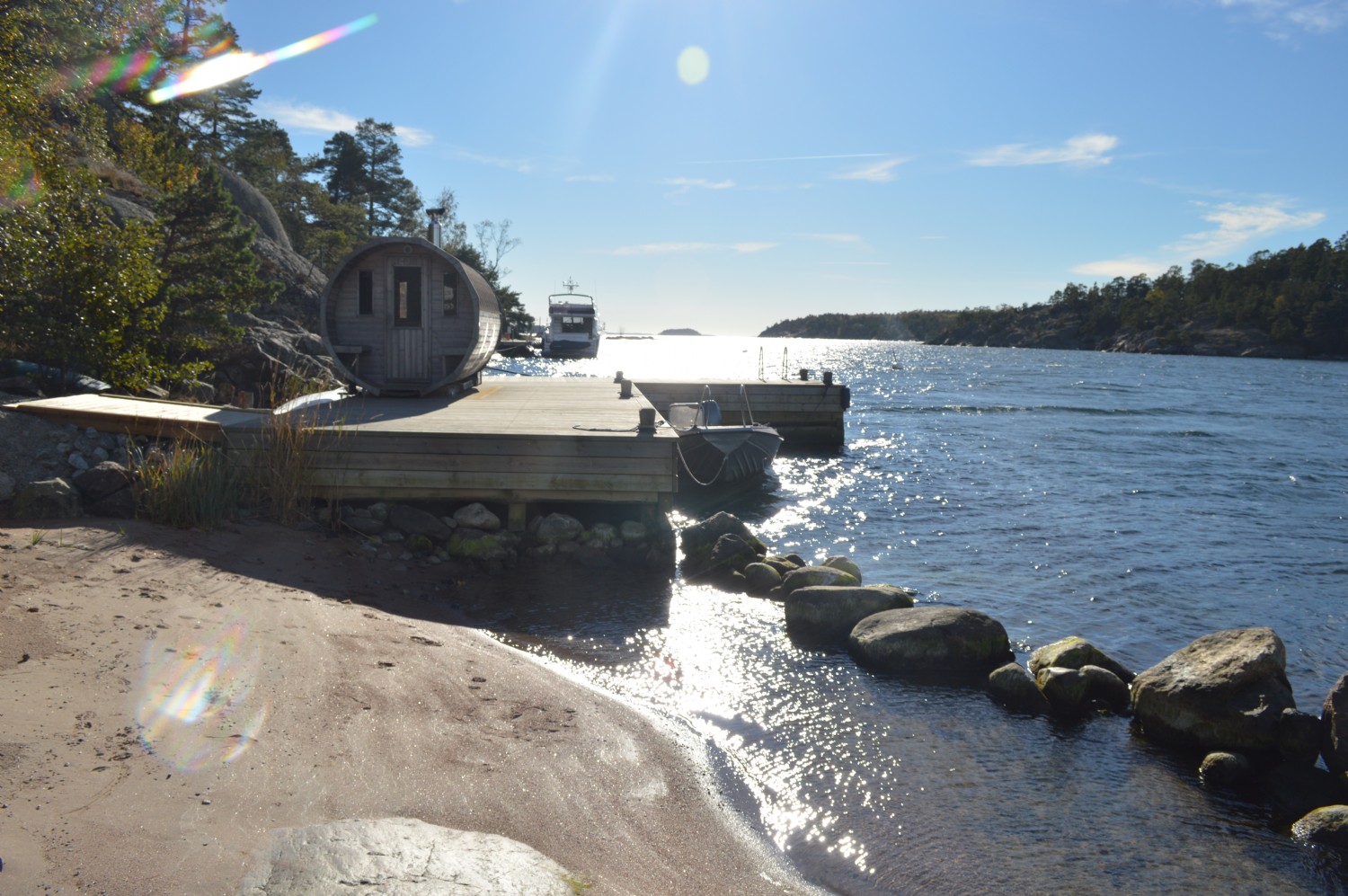 Privat strand och brygga, bastu/ Private beach, sauna and jetty 