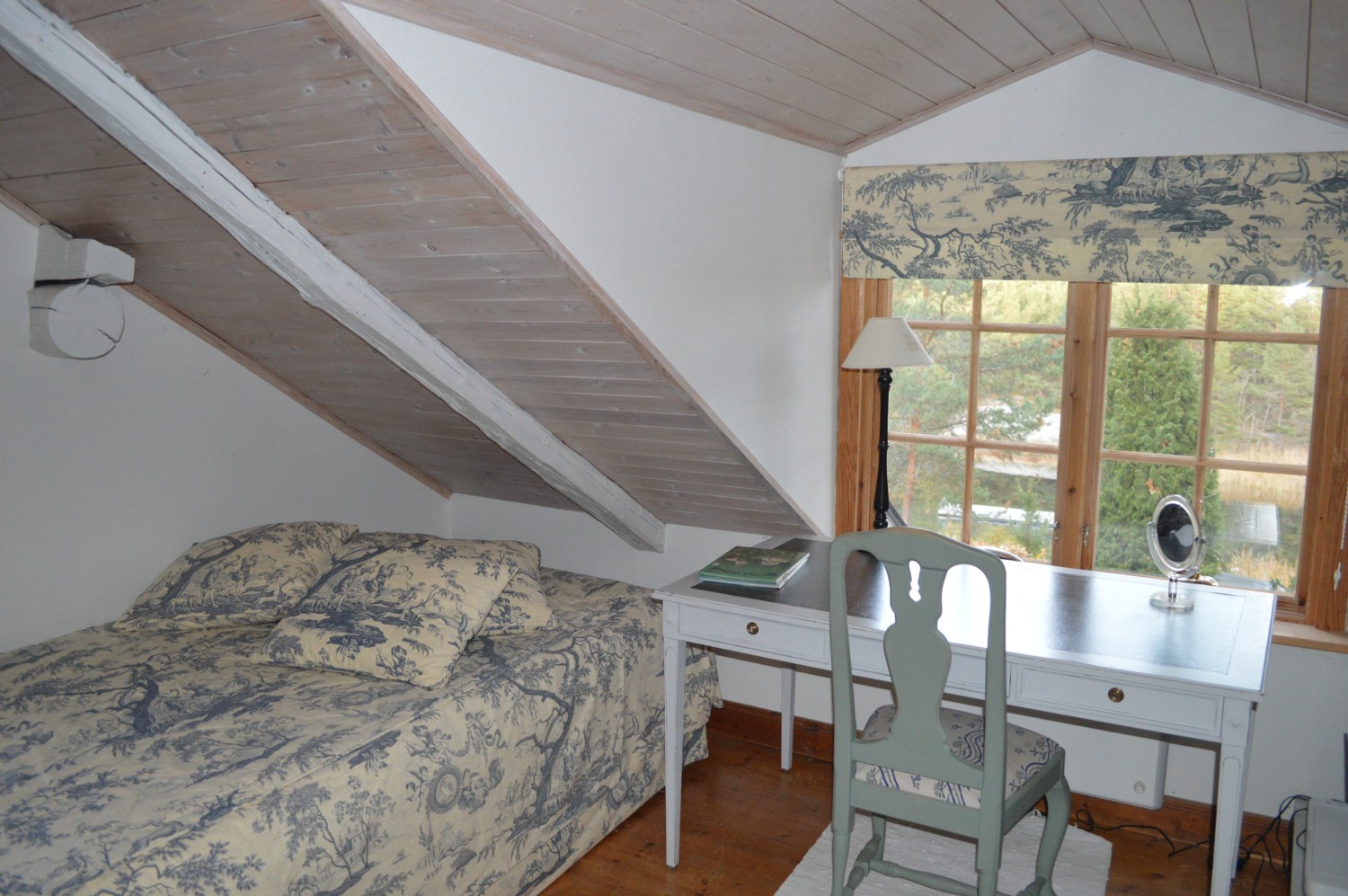 .V. sovrum 1 / Upper floor bed room 1 