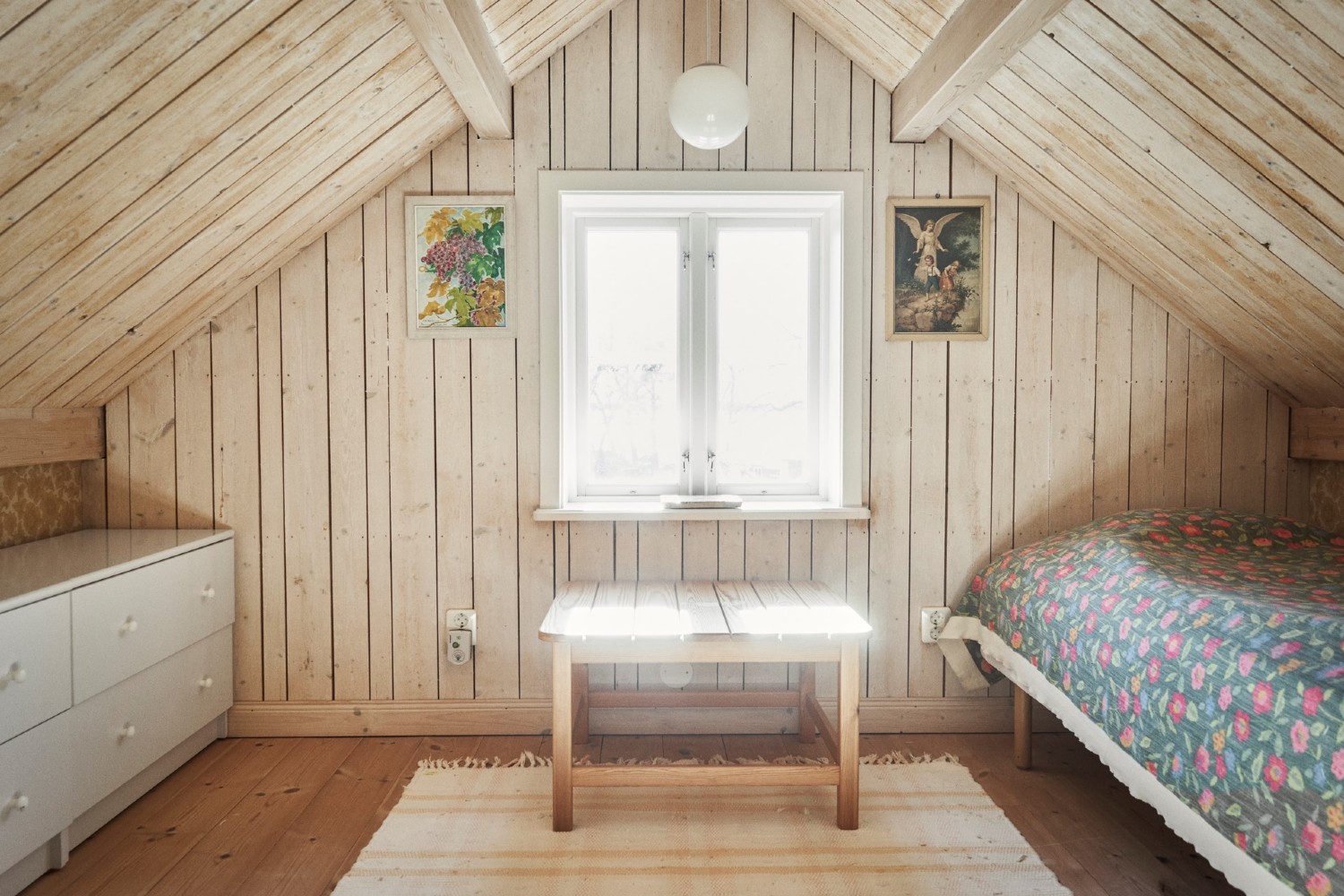 sovloft ( extra säng kan placeras här)/ Sleeping loft (2 beds could be placed here) 