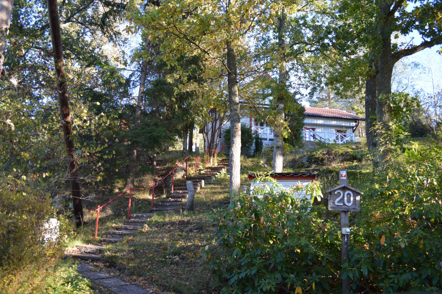 Trappor till huset frn parkering/ Path to the house from parking area 