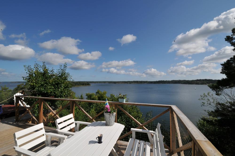 Altan mot havet/ Terrace facing sea