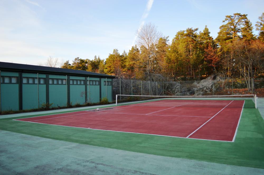 Tennisbanor och idrottshall/ Tennis courts and sports center 