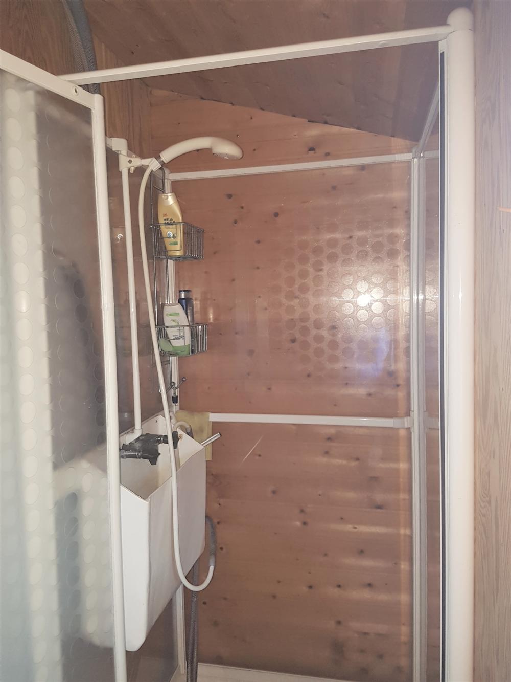 Dusch i bastuhuset / Shower in the sauna house 