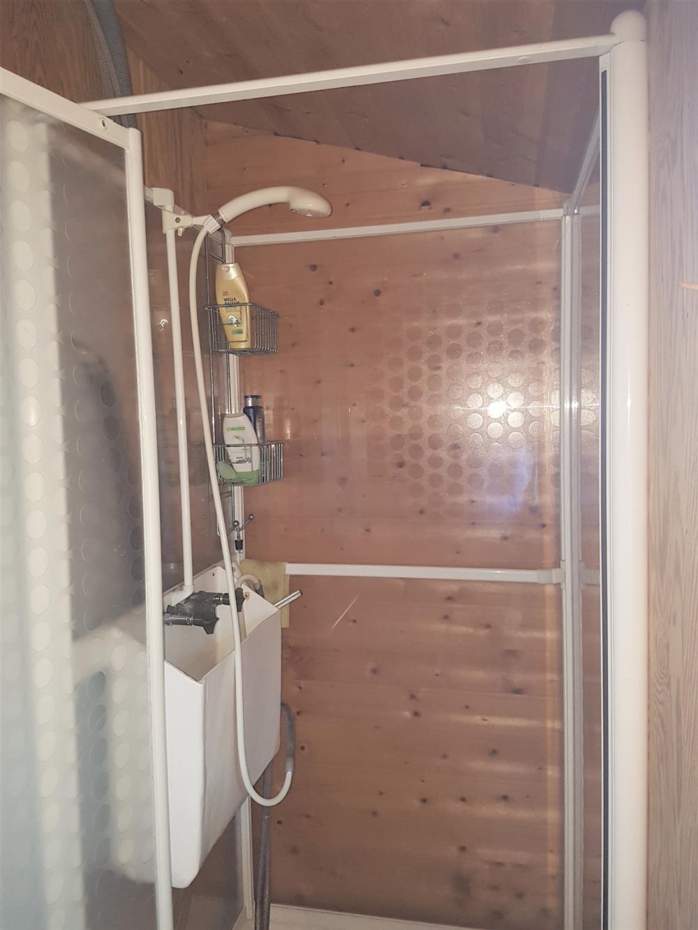 Dusch i bastuhuset / Shower in the sauna house