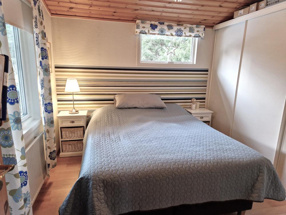 Sovrum med 160 cm dubbelsng/ Bed room with a double bed 160 cm 