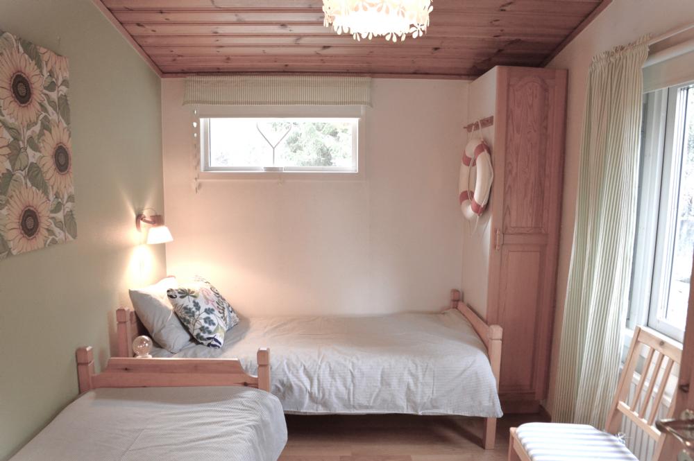 Sovrum med 2 enkelsngar/ Bed room with 2 single beds 