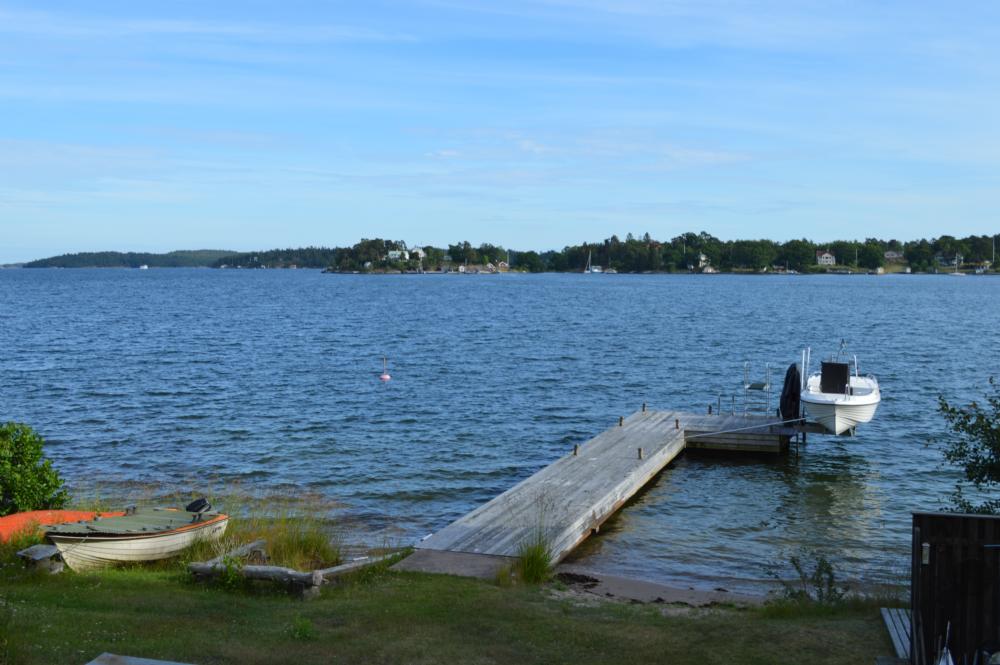 Brygga och strand/ Private jetty and beach 