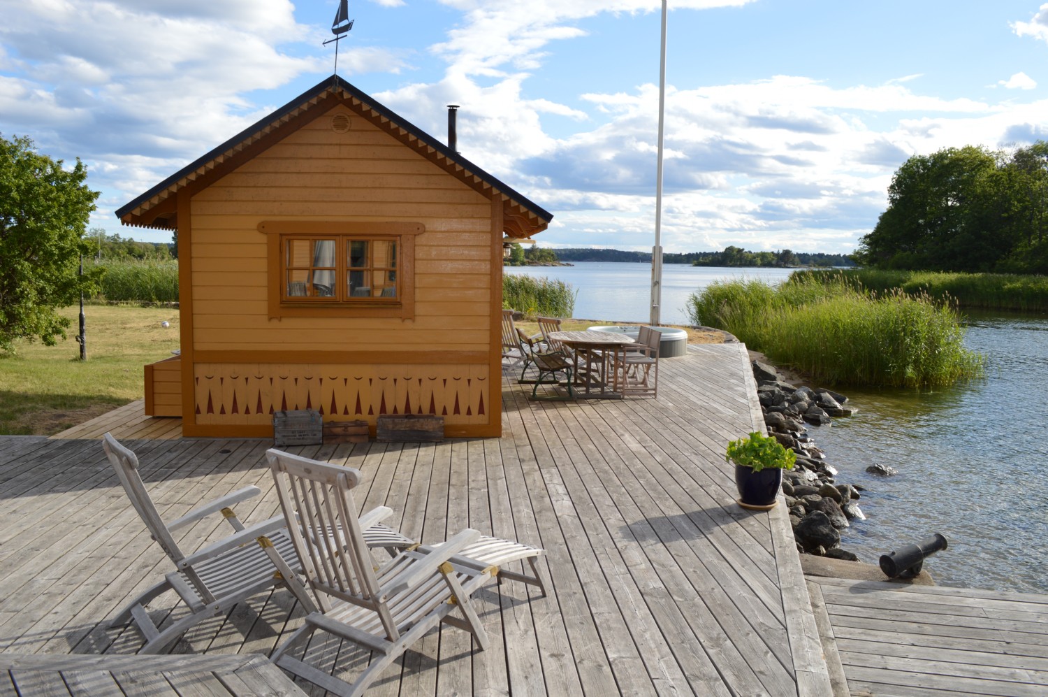 Bastuhus och bryggdck/ Sauna and deck 