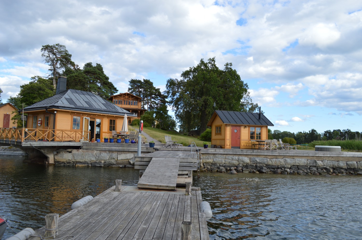 Brygga, brygghus och bastu/ Jetty, bridge house and sauna 