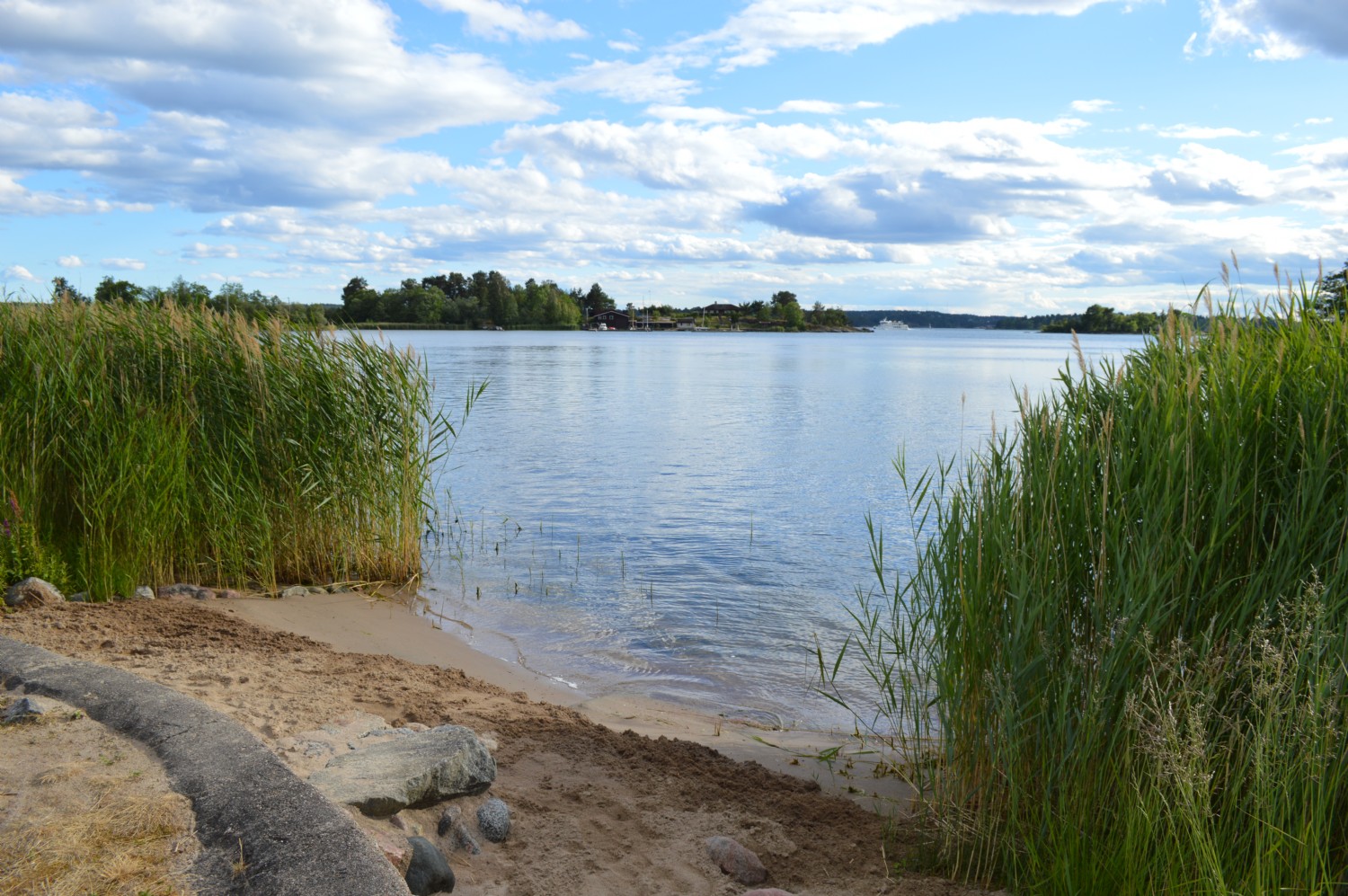 Liten sandstrand/ Small sandy beach 