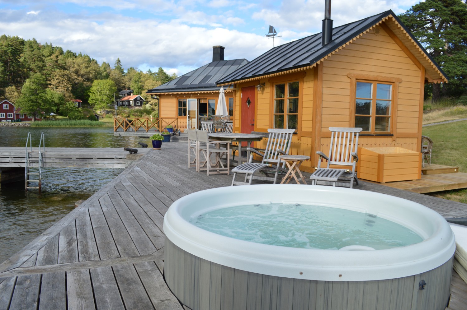 Bastuhus och bubbelpool/ Sauna and whirl poo 