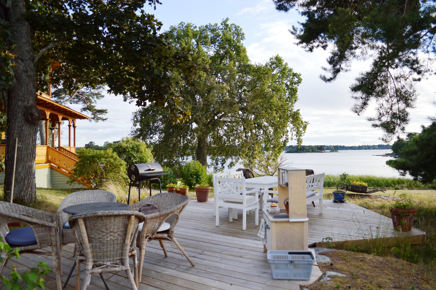 Altandck vid stora huset/ Terrace at main house 