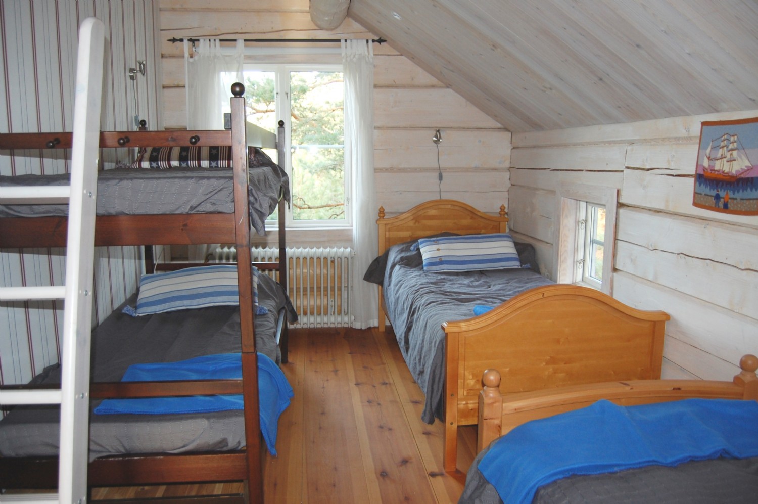 Sovrum 4 ö.v OBS! våningssängen ersatt med enkelsäng 2019/ Bed room 4 upper floor, Note! The bunkbed is replaced by a single bed
