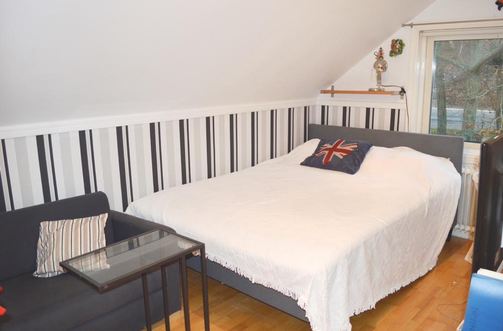 Sovrum ö.v/ Bed room Upper floor