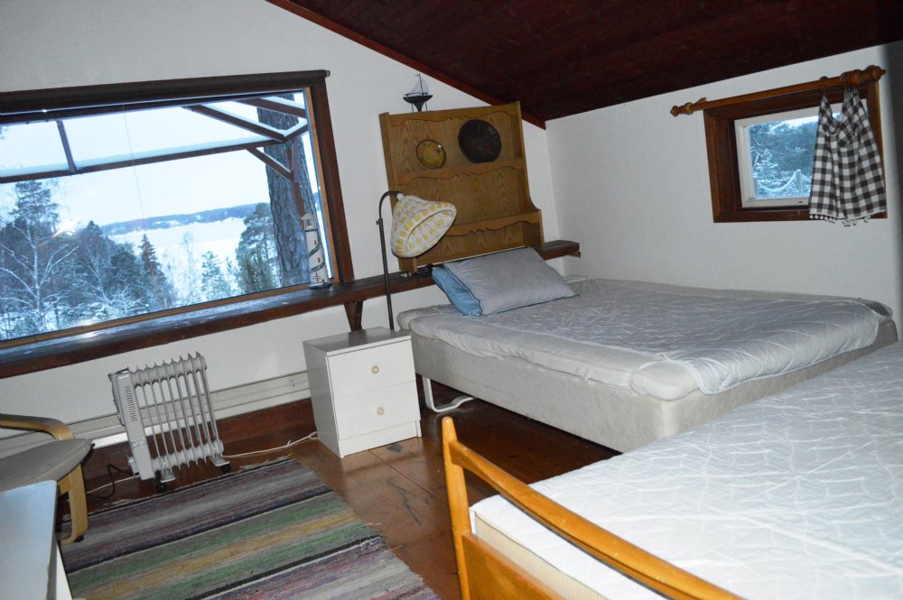 sovrum 1 härbret/ bed room 1 log cabin