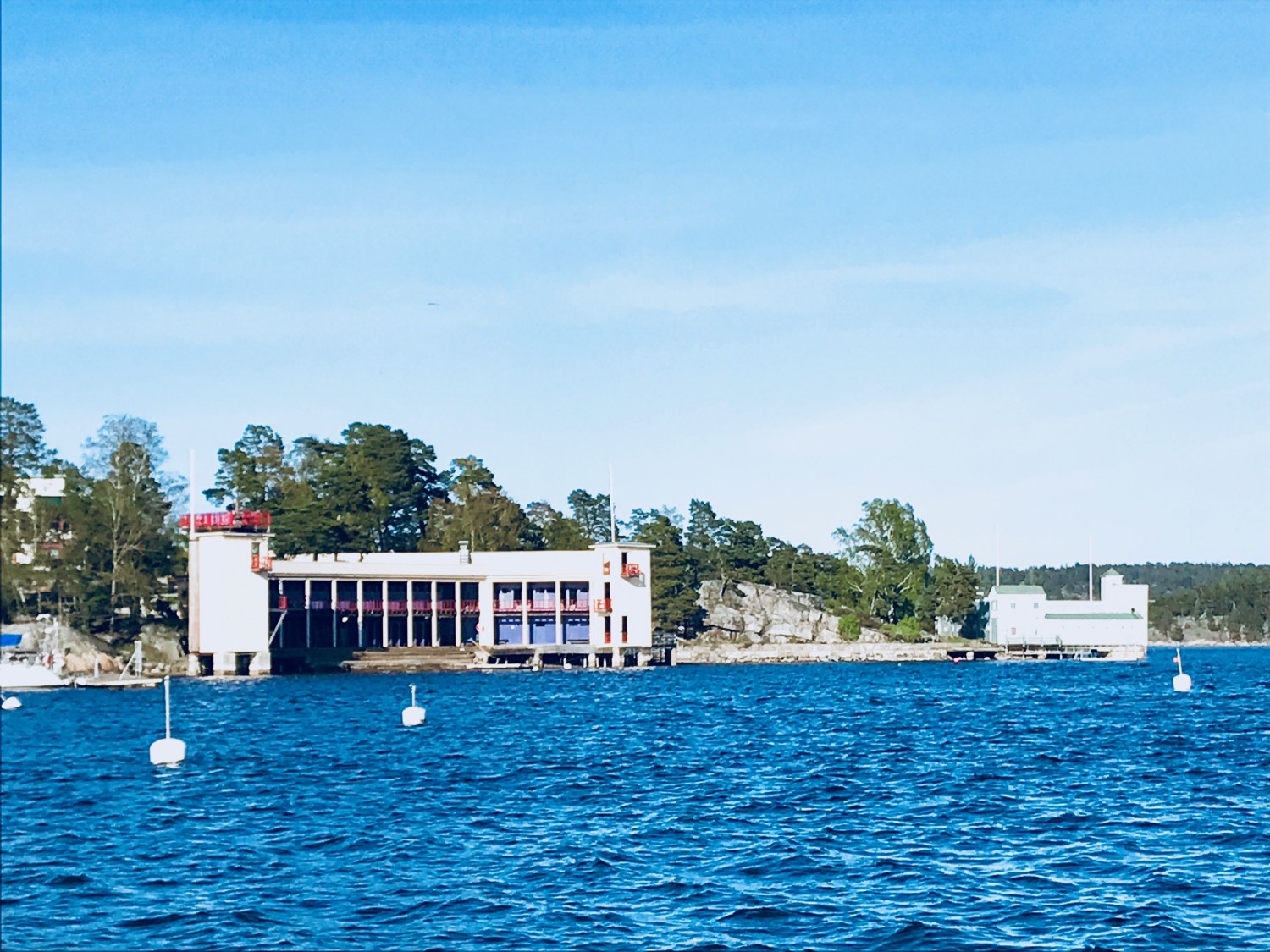 Kallbadhuset med bastu och hopptorn/ Outdoor bath with sauna 