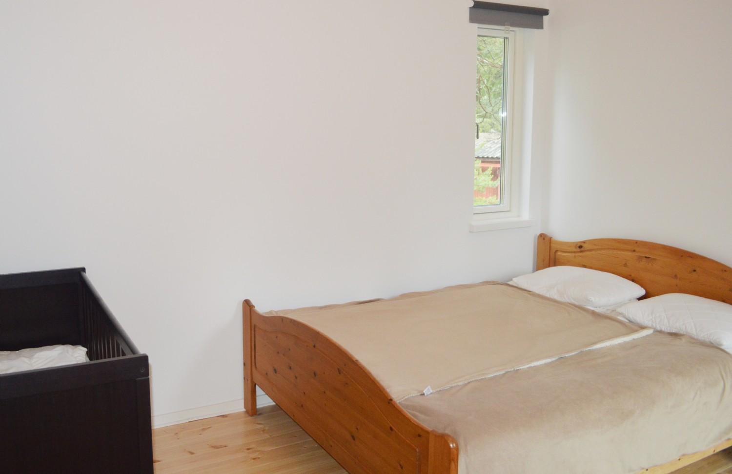 Sovrum 2/ Bed room 2 Baby cot removed 