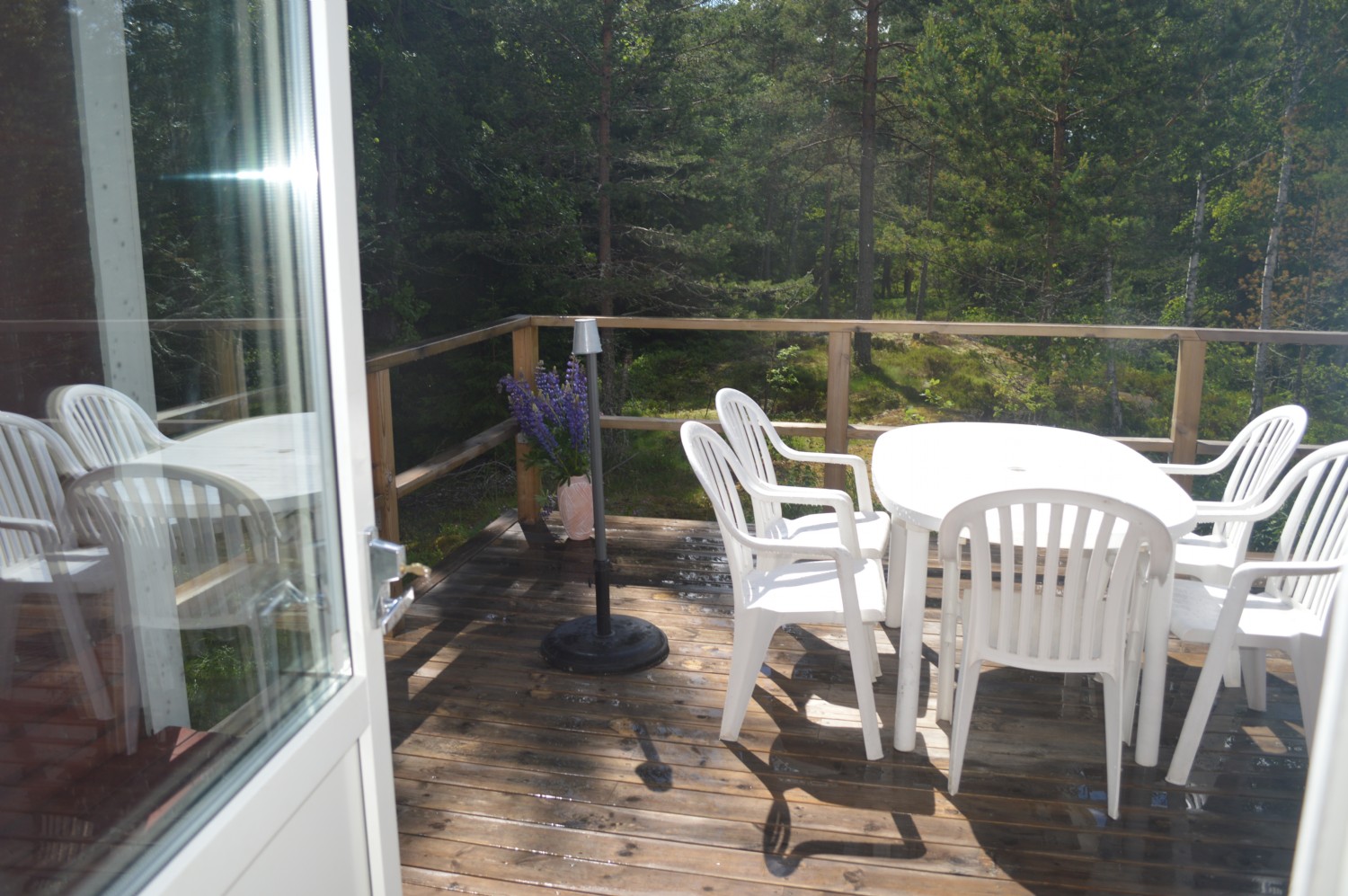 Altan mot skog och sj/ Terrace facing forest and lake 