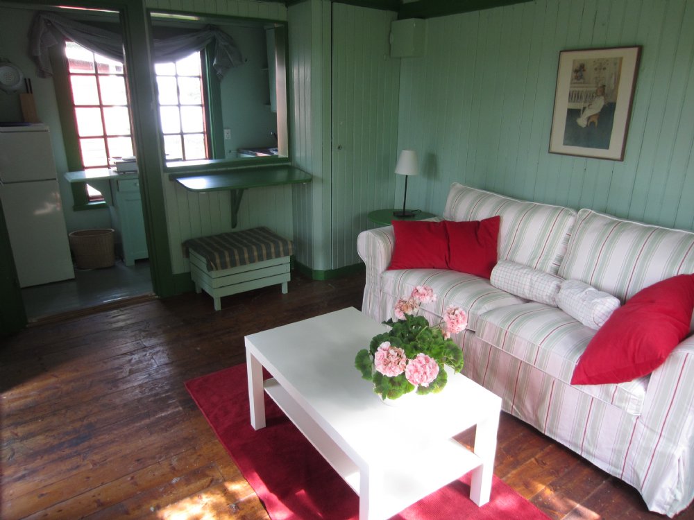 Kavaljerstuga 1, kitchenette in background