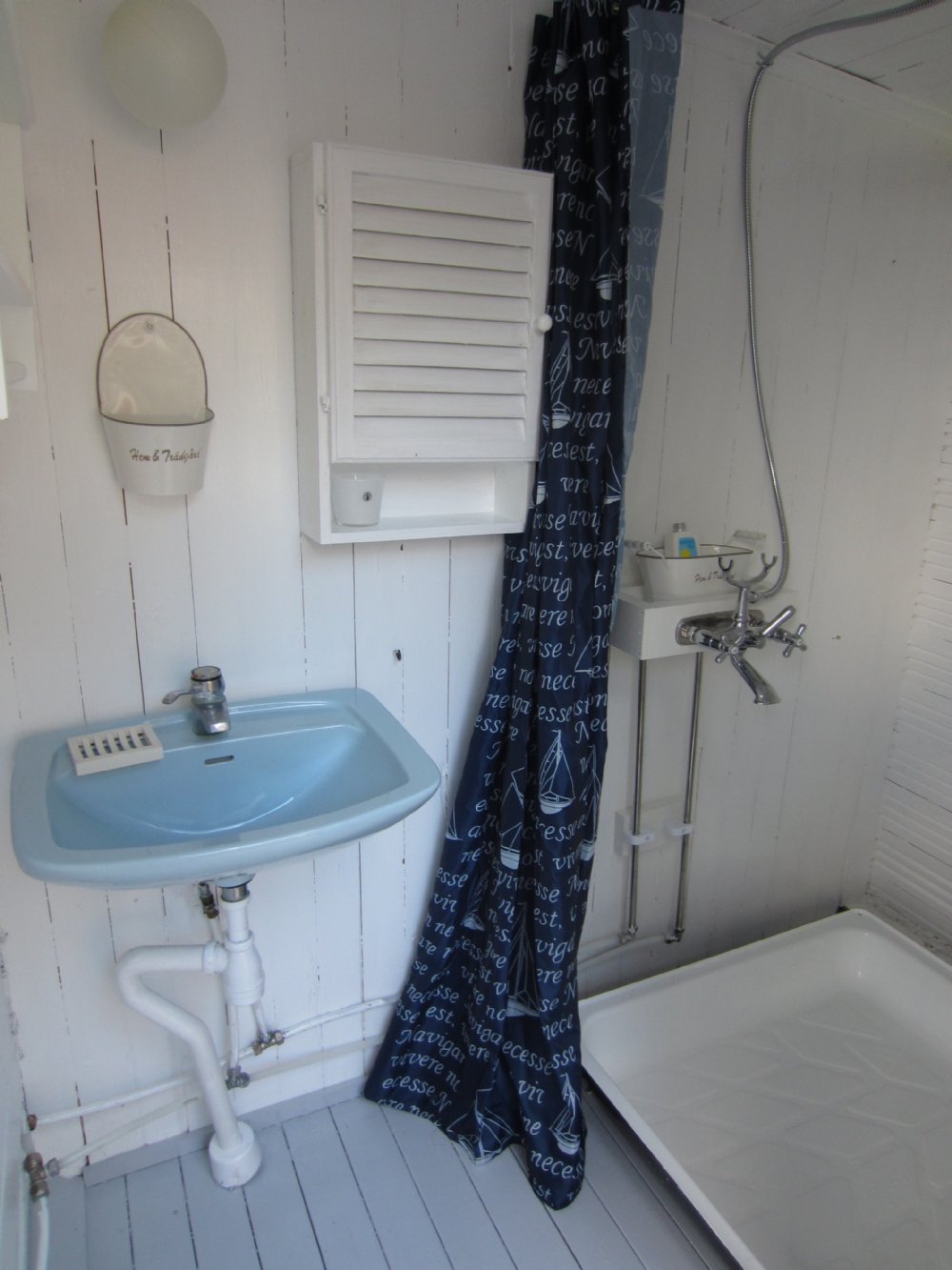 Kavaljerstugan shower in separate building