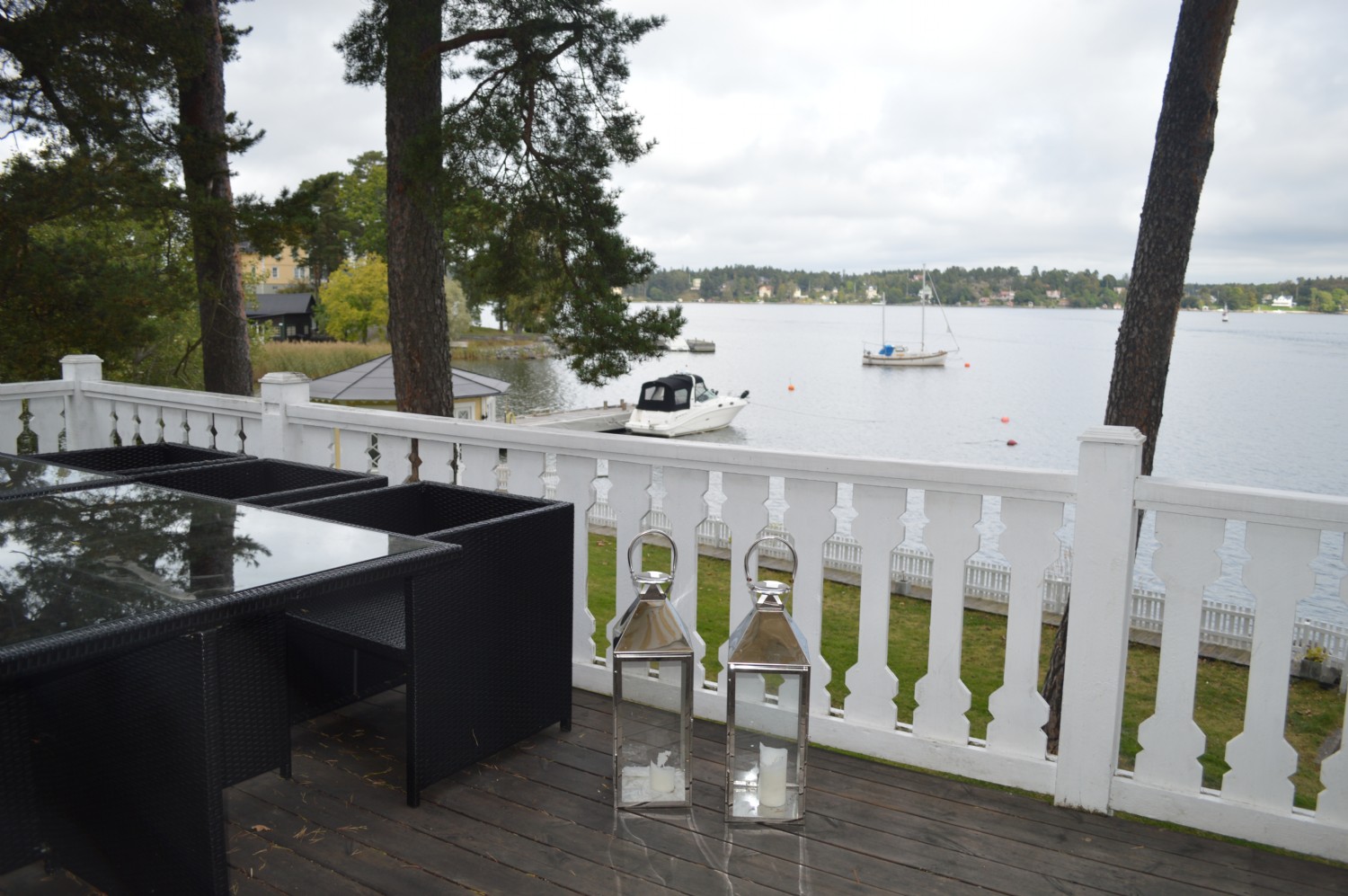 Balkong mot sjösida/ Balcony seaside