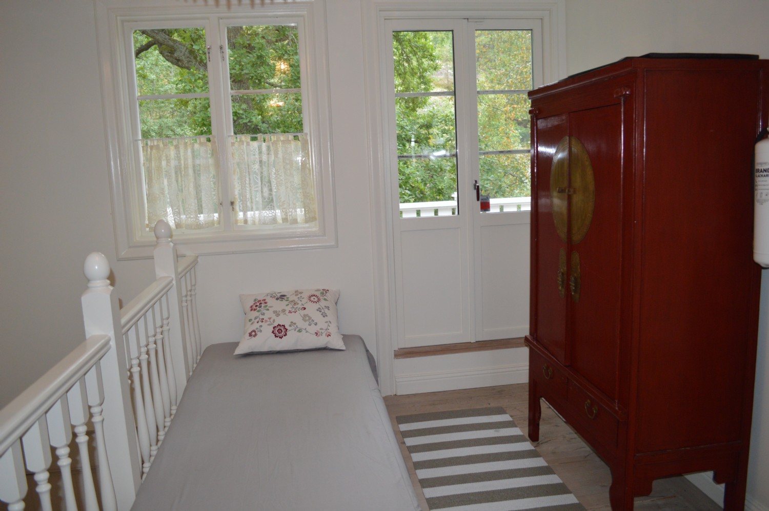 Hall ö.v med säng/ Upper floor hall with bed